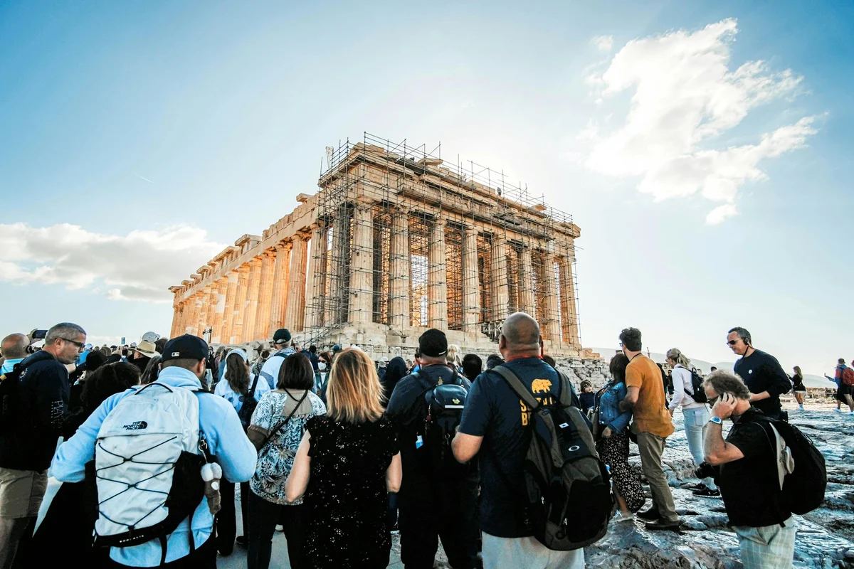 tourists in greece.webp هزینه ویزای توریستی یونان