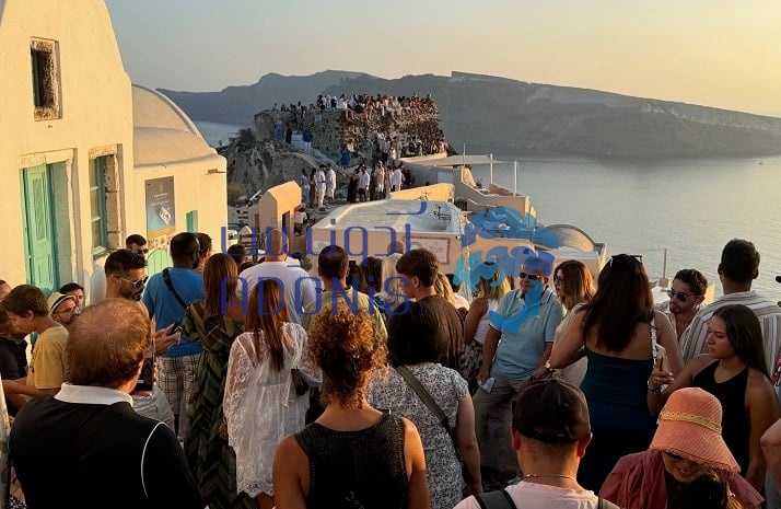 Tourists queueing for Santorini sunset Credit GreekReporter بلاگ