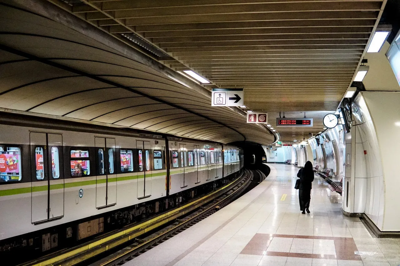 greece athens metro 01 11zon متروی آتن؛ سومین متروی برتر اروپا در سال ۲۰۲۵