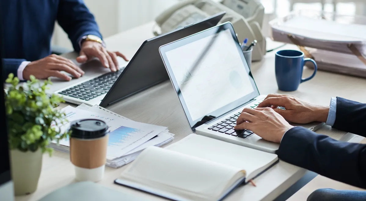 side view cropped unrecognizable business people working common desk 11zon ۱۰ شرکت بزرگ یونان