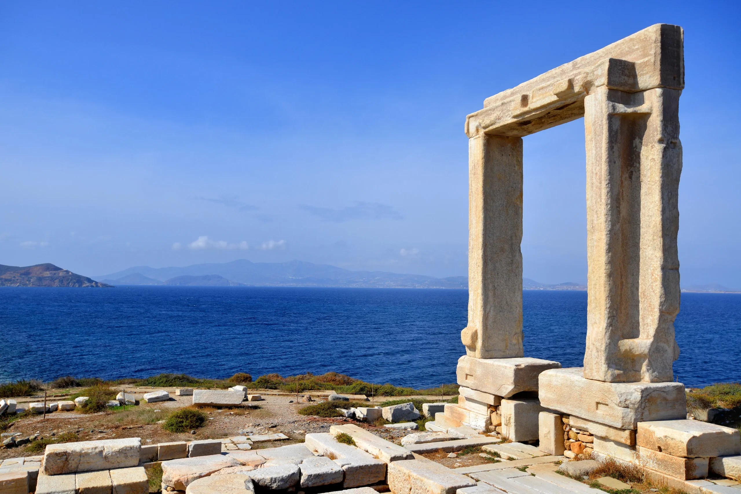 Portara of Naxos scaled جزیره ناکسوس یونان: ترکیب رؤیایی تاریخ، طبیعت و اسطوره‌ها