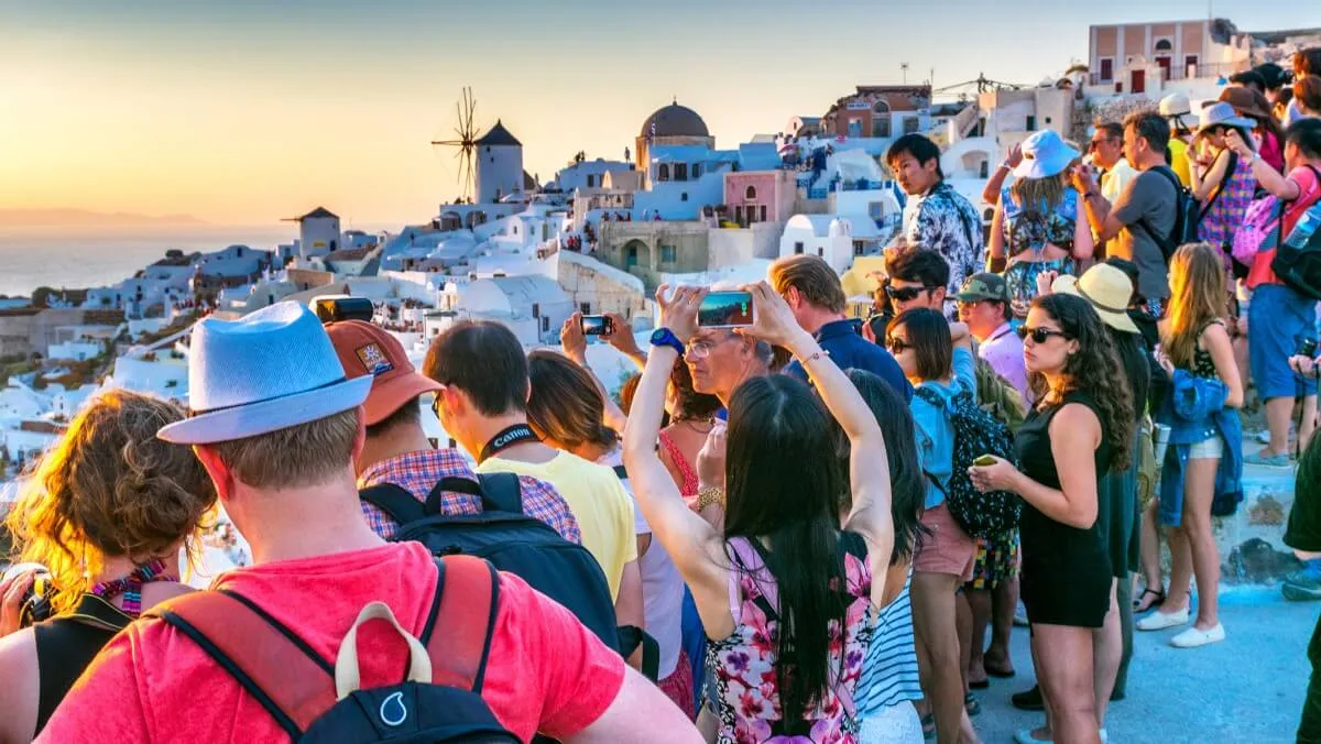 Tourists enjoy sunset in Oia San Torini Greece 11zon رکوردشکنی گردشگری در یونان: بیش از ۴۰ میلیون گردشگر در سال ۲۰۲۴ وارد کشور شدند Tourists enjoy sunset in Oia San Torini Greece 11zon رکوردشکنی گردشگری در یونان: بیش از ۴۰ میلیون گردشگر در سال ۲۰۲۴ وارد کشور شدند