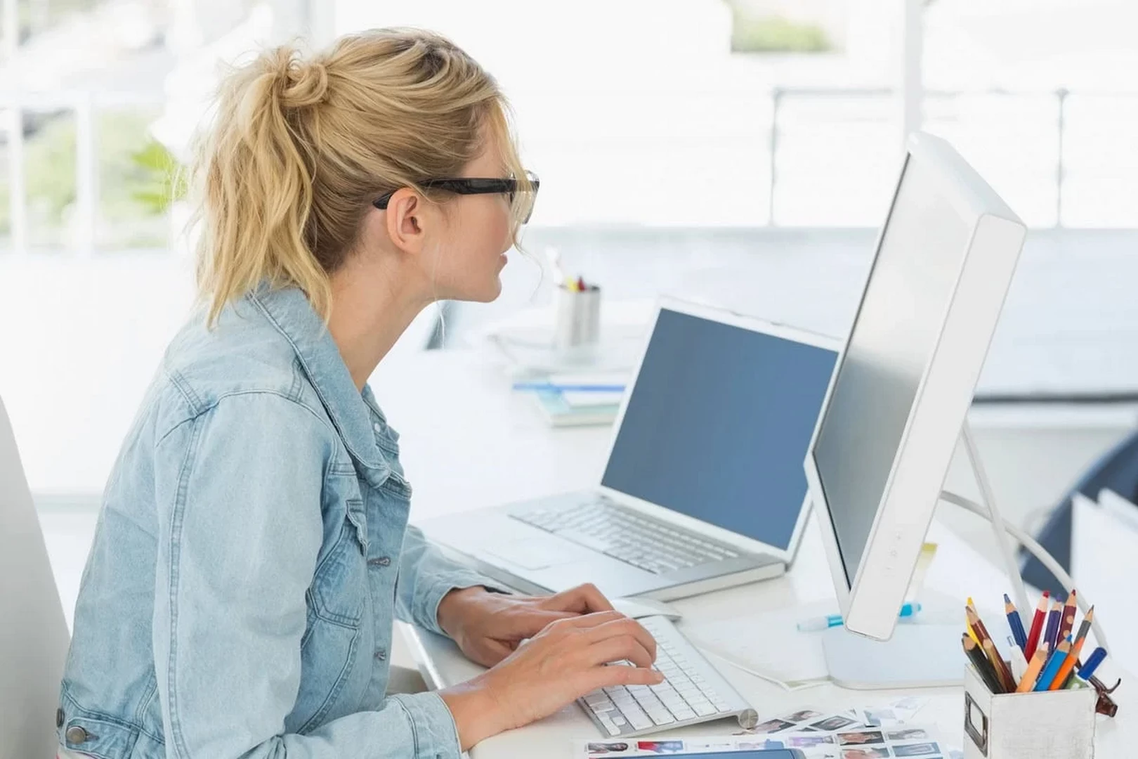 چه مدارکی برای اخذ ویزای کار یونان در سال 2025 لازم است؟